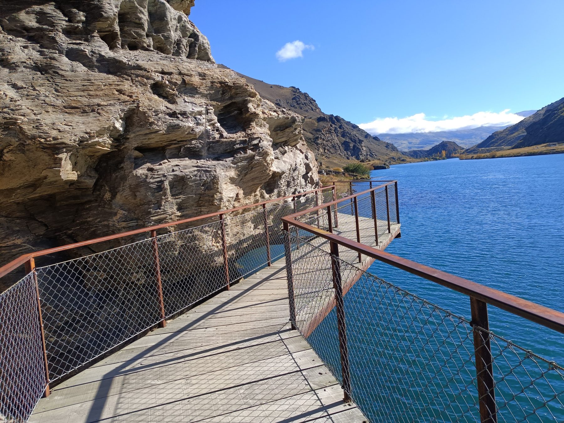 The cantilevered clip-on boardwalk above Lake Dunstan